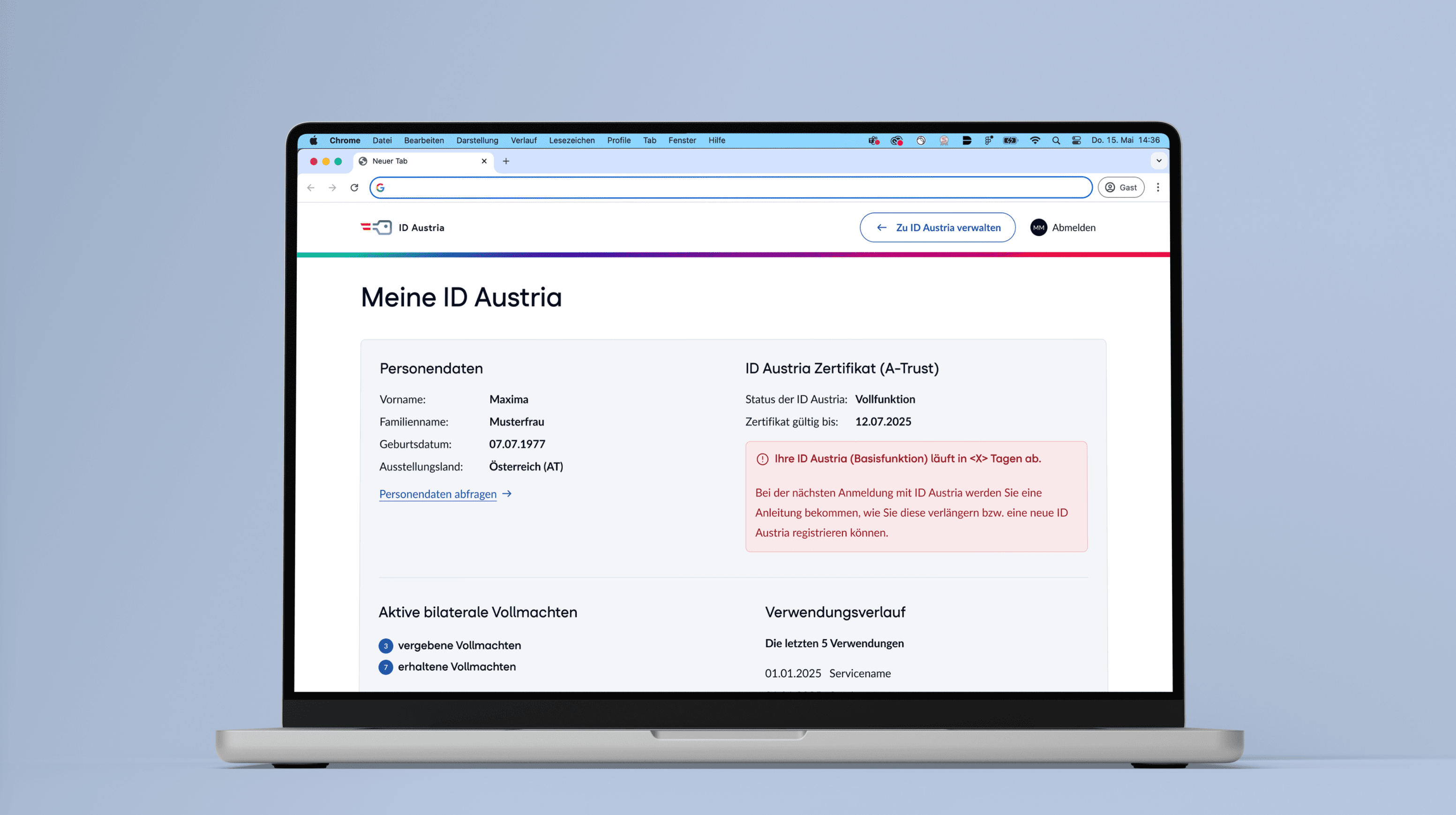 Mann liegt zuhause auf seiner Couch und hält sein Smartphone in der Hand.
